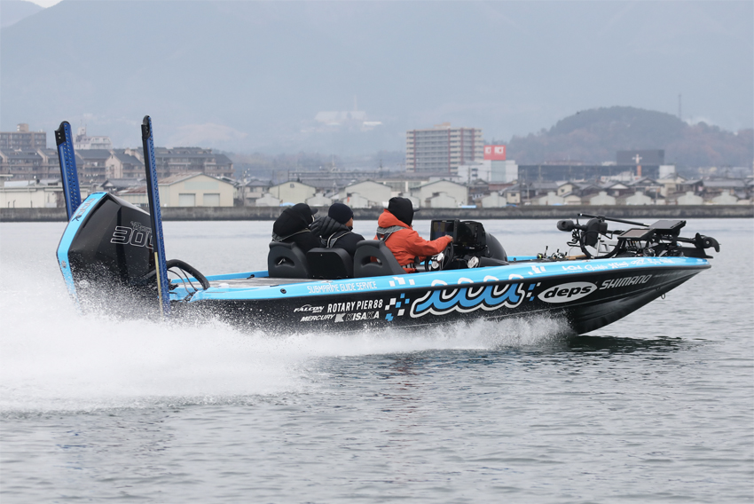 冨本タケルプロのニューボート「FALCON F215」がムータデザインのお洒落なラッピングで琵琶湖に登場!!｜ハイ